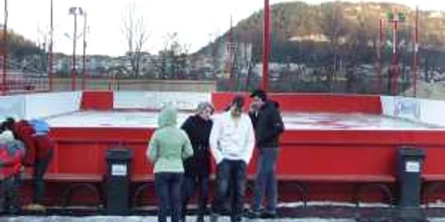 Tinerii care s-au dus astăzi la patinoar au fost nevoiţi să renunţe la distracţie pentru că ringul de gheaţă era topit