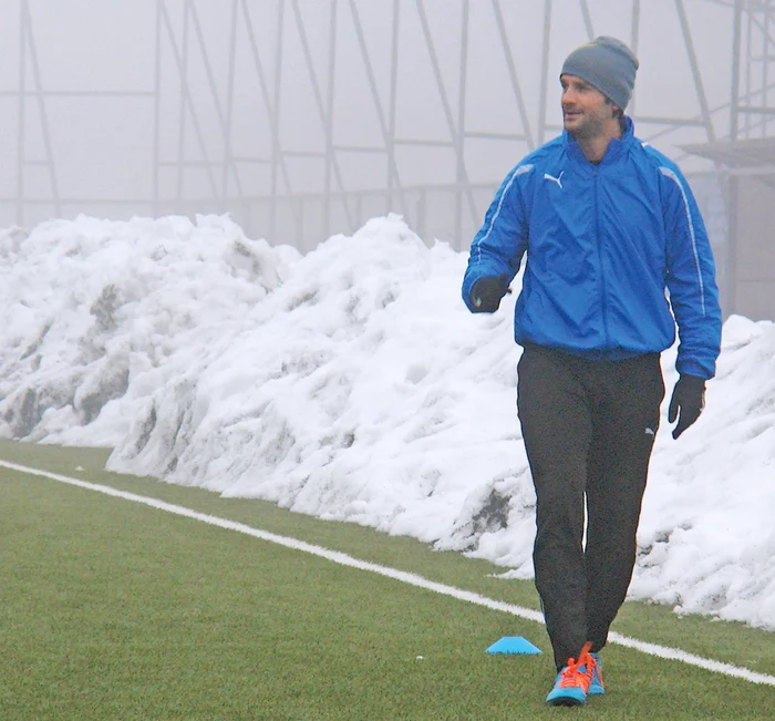 
    Decembrie 2014: Complet vindecat, Chivu a mers de Sărbători la schi, sport permis de medic  
