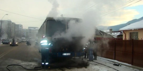 Flăcările au fost stinse de pompieri