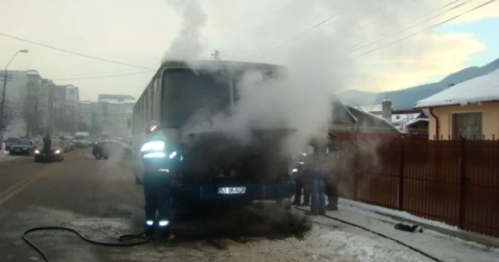 Flăcările au fost stinse de pompieri