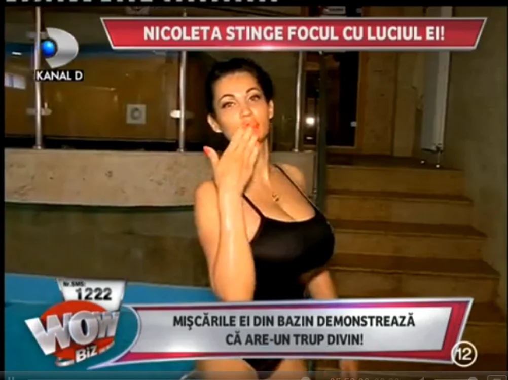 Nicoleta Luciu la piscină