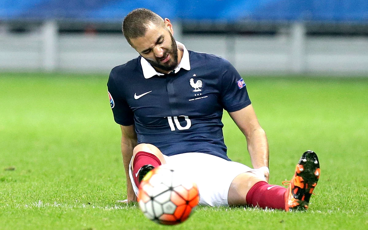 
    Benzema e la pământ  