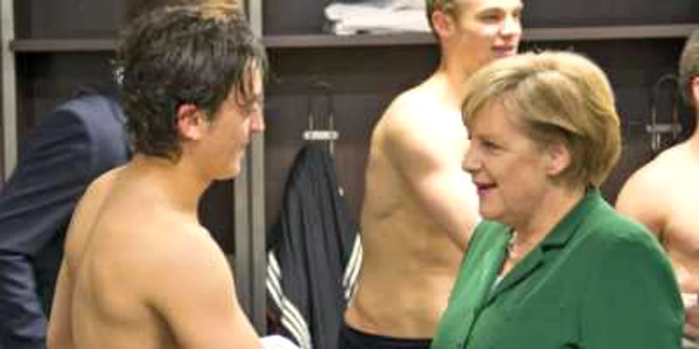 Angela Merkel l-a felicitat personal pe Mesut Özil 
