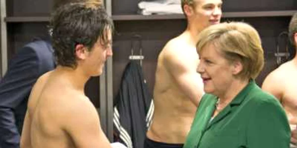 Angela Merkel l-a felicitat personal pe Mesut Özil 