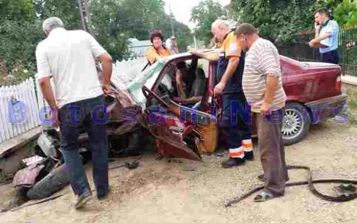 Tânărul a rămas captiv în autoturismul făcut zob FOTO botosaninews