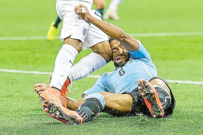 Pereira a fost lovit cu genunchiul în tâmplă, rămânând inconştient pe gazon