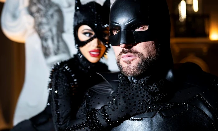Philipp Plein si Lucia Bartoli costumati ca Batman si Cat Woman Instagram (10) jpg