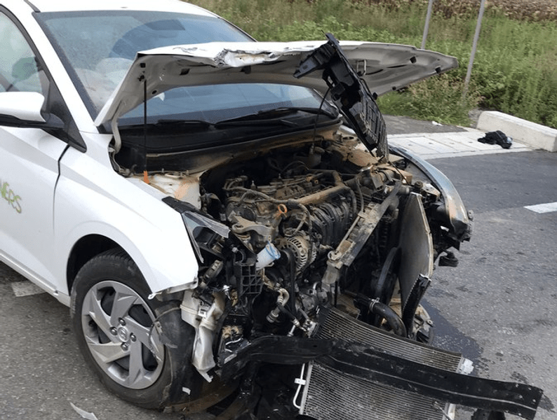Ciocnire frontală între două mașini în Traian, Bacău. O persoană a fost rănită grav