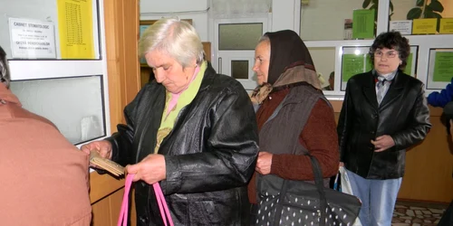 Stela Ignat (stânga) şi Mira Ghiţă (mijloc)