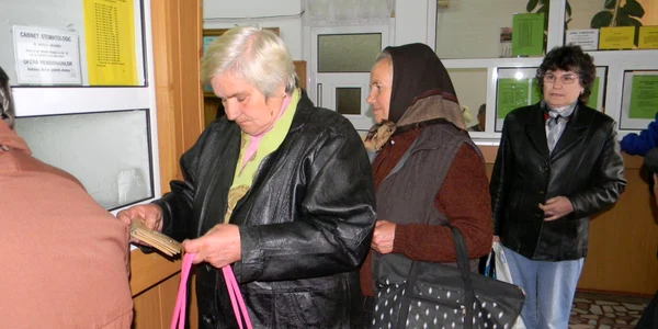 Stela Ignat (stânga) şi Mira Ghiţă (mijloc)