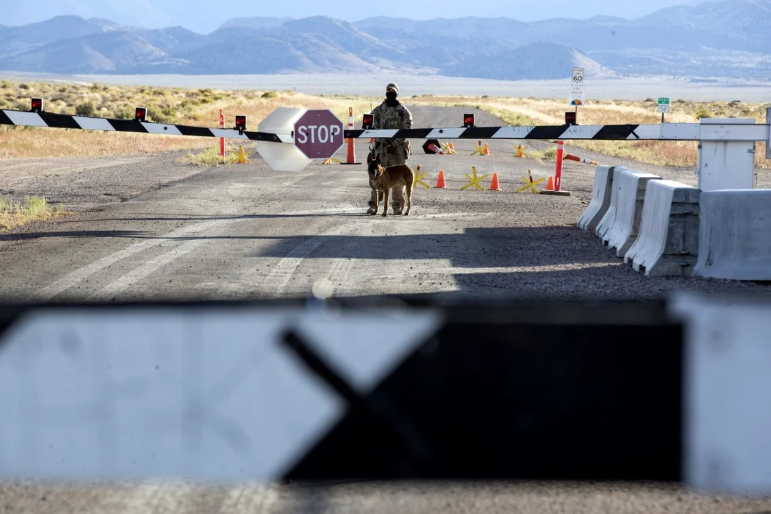 Vizitatori se s-au adunat la Zona 51 după evenimentul lansat pe Facebook Storm Area 51 FOTO EPA-EFE