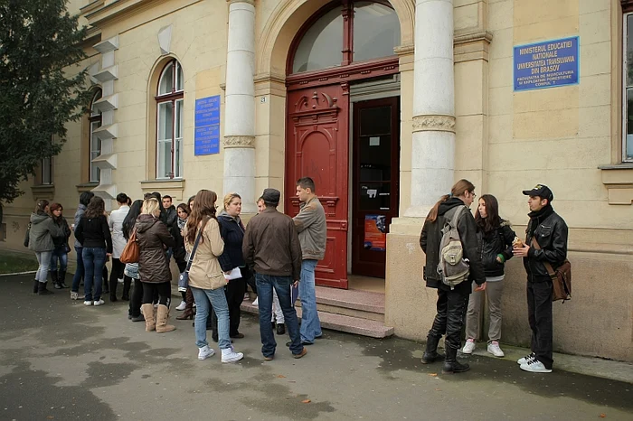 Studenţii de la drept au protestat în faţa corpului T al Univesrităţii, foto: Bogdan Crăciun