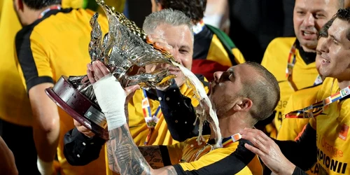 Jucătorii formaţiei Astra Giurgiu se bucură dupa câştigarea campionatului României la finalul meciului cu Dinamo din etapa a IX-a a play-off-ului Ligii 1 disputat pe stadionul Marin Anastasovici din Giurgiu FOTO Mediafax/Alexandru Dobre