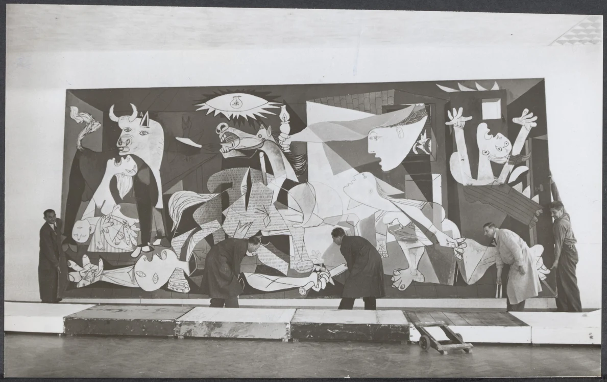 Guernica, espusă pentru prima dată publicului la Expoziția Mondială de la Paris FOTO: Wikipedia