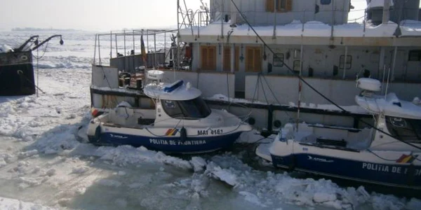 Poliţiştii de frontieră teleormăneni le-au oferit alimente marinarilor blocaţi în sloiurile de gheaţă