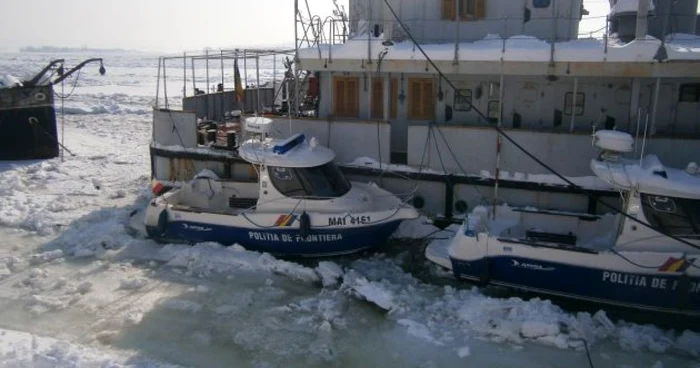 Poliţiştii de frontieră teleormăneni le-au oferit alimente marinarilor blocaţi în sloiurile de gheaţă