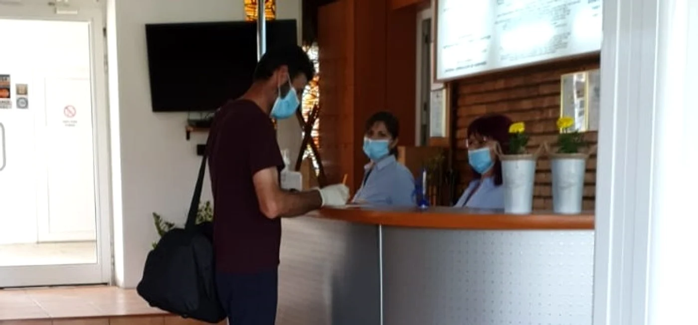 Clienții cazați la Hotelul Decebal au venit la recepție cu masca pe față, la fel ca și recepționerele