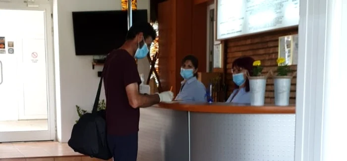 Clienții cazați la Hotelul Decebal au venit la recepție cu masca pe față, la fel ca și recepționerele