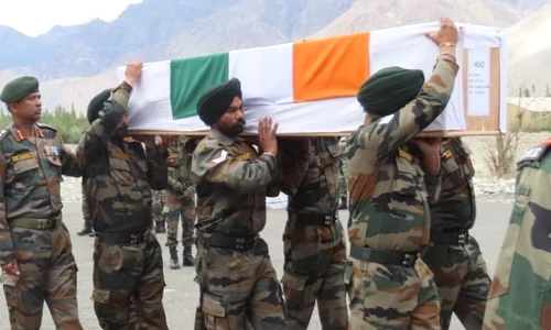 O unitate a armatei indiene a publicat pe Twitter fotografii cu sicriul în care se aflau rămășițele pământești ale lui Chander Shekhar, înfășurat într-un drapel indian