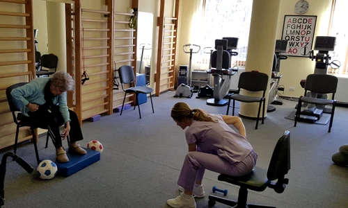 La azilul de lux, bătrânii fac sport şi joacă golf jpeg