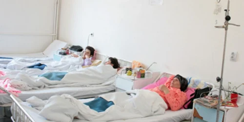 Pacienţii sunt trimişi să cumpere până şi faşe sau ser fiziologic, de câteva luni