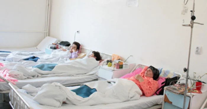 Pacienţii sunt trimişi să cumpere până şi faşe sau ser fiziologic, de câteva luni