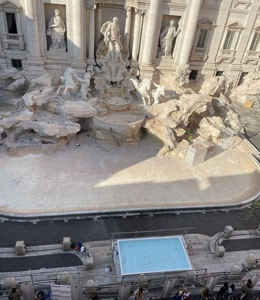 Fontana di Trevi s-a transformat într-o „piscină municipală”. Turiștii, obligați să admire o... băltoacă