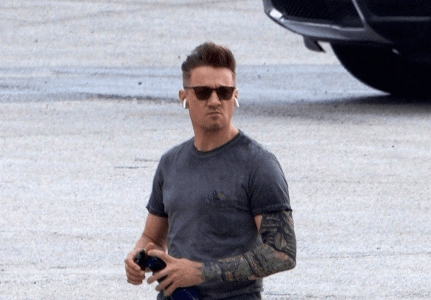 Actorul Jeremy Renner, în stare critică după un accident petrecut în timp ce îndepărta zăpada acasă