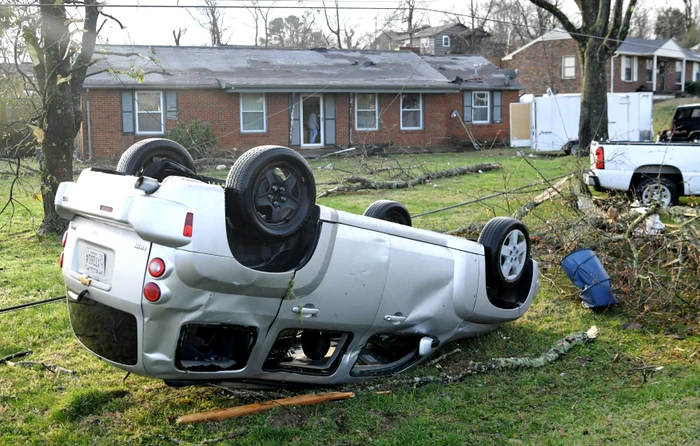 Mașinile au fost luate pe sus și aruncate la peste 10 metri înălțime