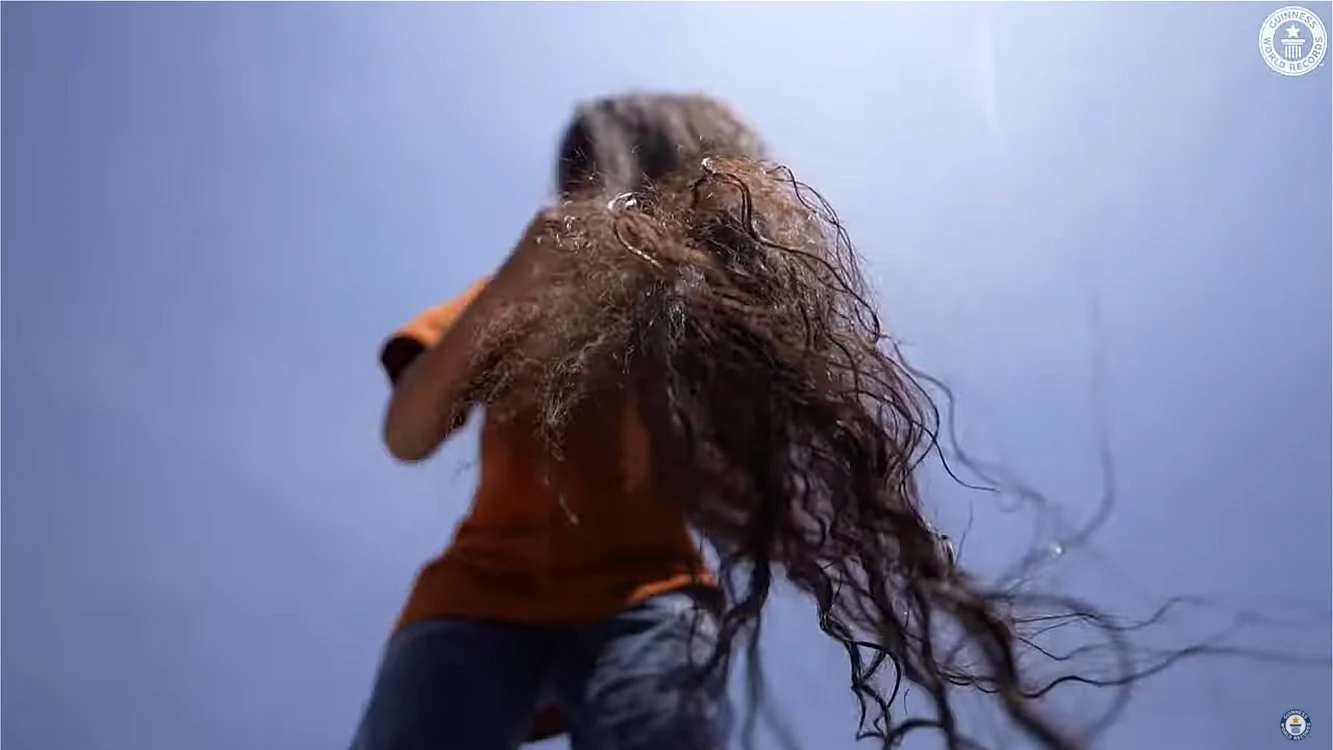 Părul adolescentului măsoară aproximativ 1.5 m FOTO Captură YouTube