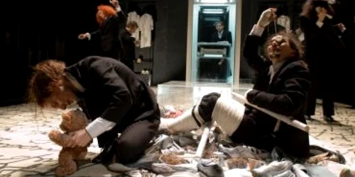 Sunteţi aşteptaţi la teatru