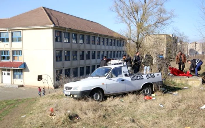 Trupul bărbatului a fost transportat la morgă pentru necropsie (foto: Daniel Guţă)