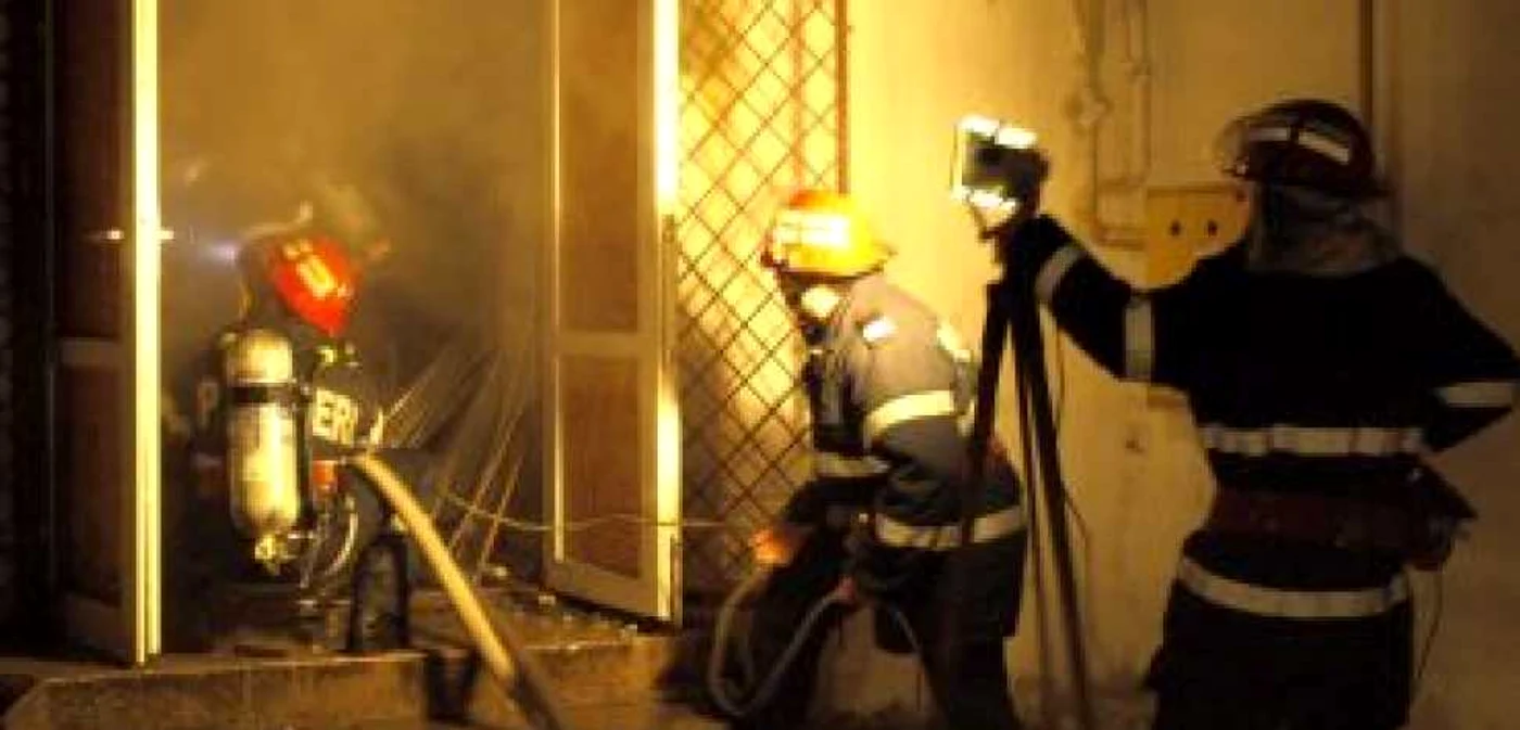 Hunedoara: Magazin în flăcări, în urma unui scurtcircuit electric