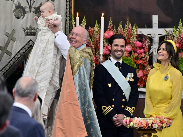 Prințul Carl Philip alături de fiica sa, Prințesa Ines, și Prințesa Sofia, în timpul botezului Prințesei Ines, la Capela Palatului Drottningholm din Stockholm, Suedia, pe 13 iunie 2025 Foto Profimedia (8) jpg