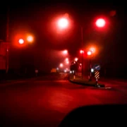 un oras din danemarca inlocuieste iluminatul stradal clasic cu lumini rosii pentru protejarea faunei FOTO X/@realivany