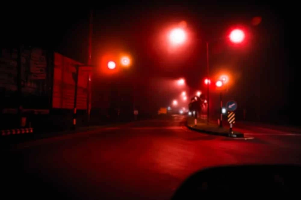 O țară europeană testează iluminatul stradal roșu. Ce avantaje are proiectul-pilot finanțat de UE