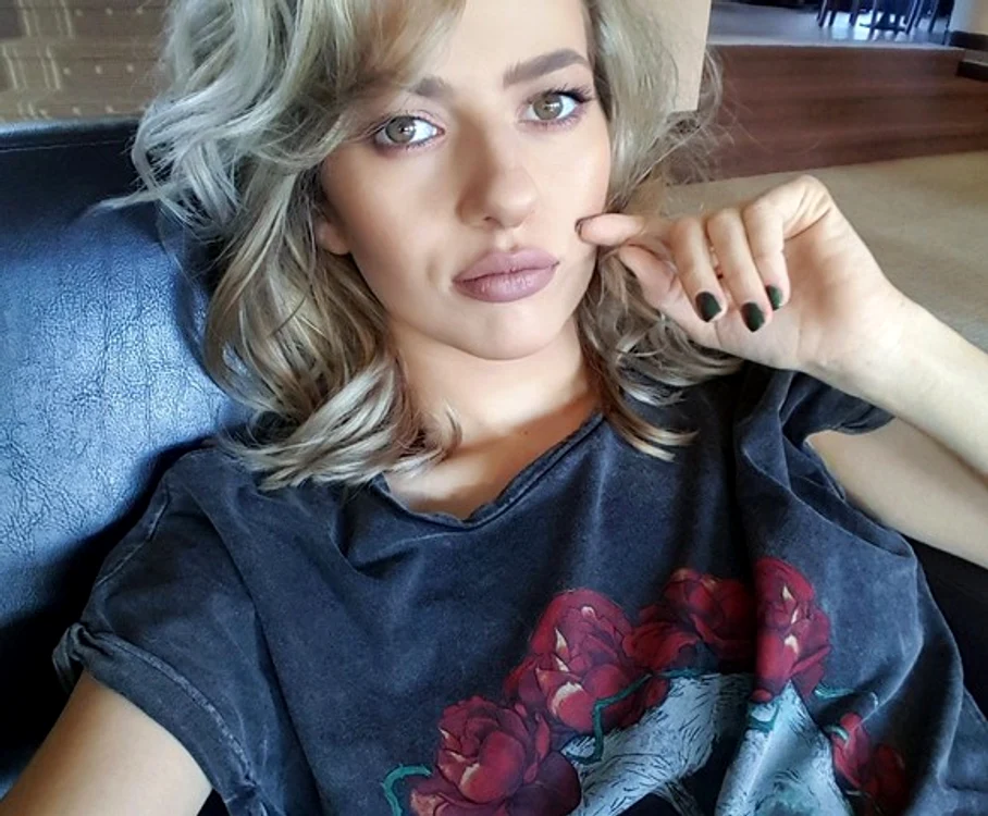 
    Lidia Buble a asortat în mod nereuşit o pereche de bocanci cu un imprimeu de inspiraţie scoţiană Foto:Arhivă personală  