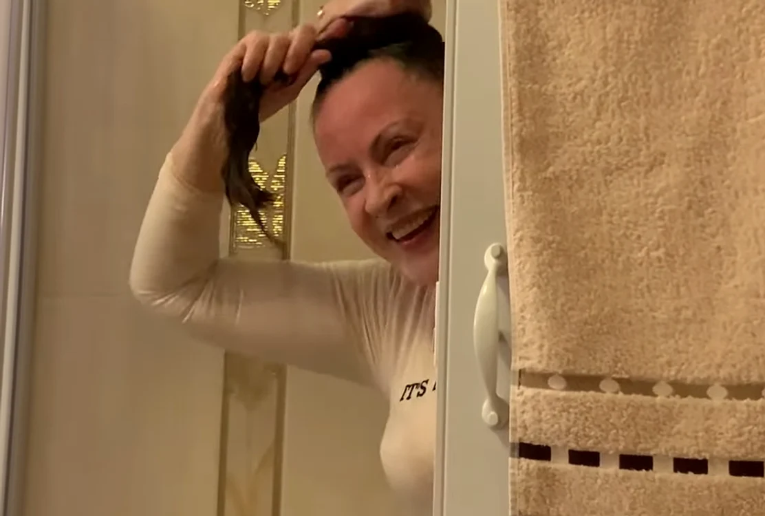 
    Maria Dragomiroiu s-a filmat acasă, în baie, pentru a arăta cum se spală pe capfoto: captură YouTube  