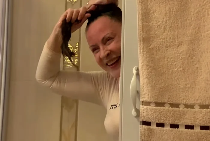 Maria Dragomiroiu s-a filmat acasă, în baie, pentru a arăta cum se spală pe capfoto: captură YouTube