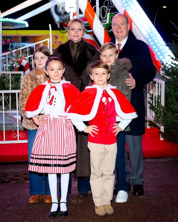 Charlene, Albert și copiii la deschiderea târgului de Crăciun în Principat jpg