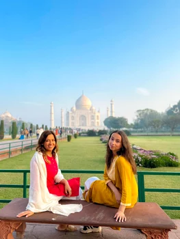 Mirela Retegan și fiica sa, Maya, la Taj Mahal, în India: „Ne-am dus să vedem una dintre cele 7 minuni ale lumii: Taj Mahal - Templul Iubirii”. FOTO: Instagram