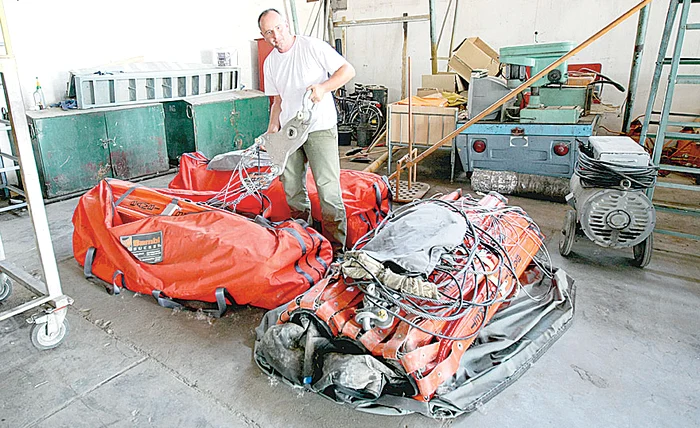 Rezervoarele sunt agăţate prin trapă