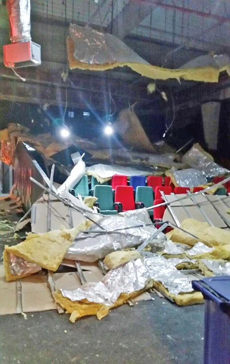 Iniţial, s-a crezut că sala de cinema a fost distrusă de o explozie