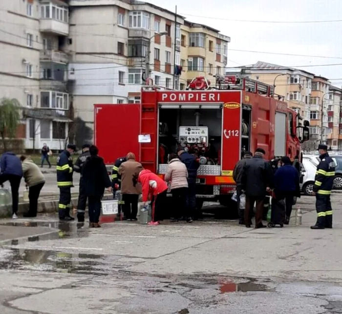 Pompierii distribuie apă potabilă oamenilor din cisterne FOTO:argesulonline.ro