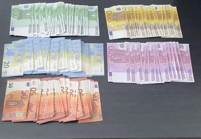 Bani falși. FOTO Poliția Română