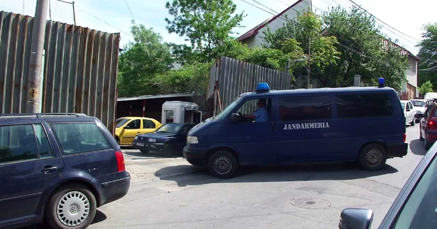 Percheziţii ale poliţiştilor la apropiaţi ai clanului Cămătaru  FOTO Adevărul