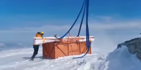 Materiale de constructii transportate cu elicopterul la statia meteo 