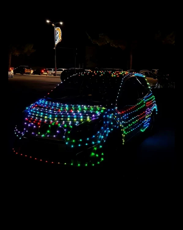 Șoferii și-au decorat autoturismele cu instalații luminoase Foto: FB