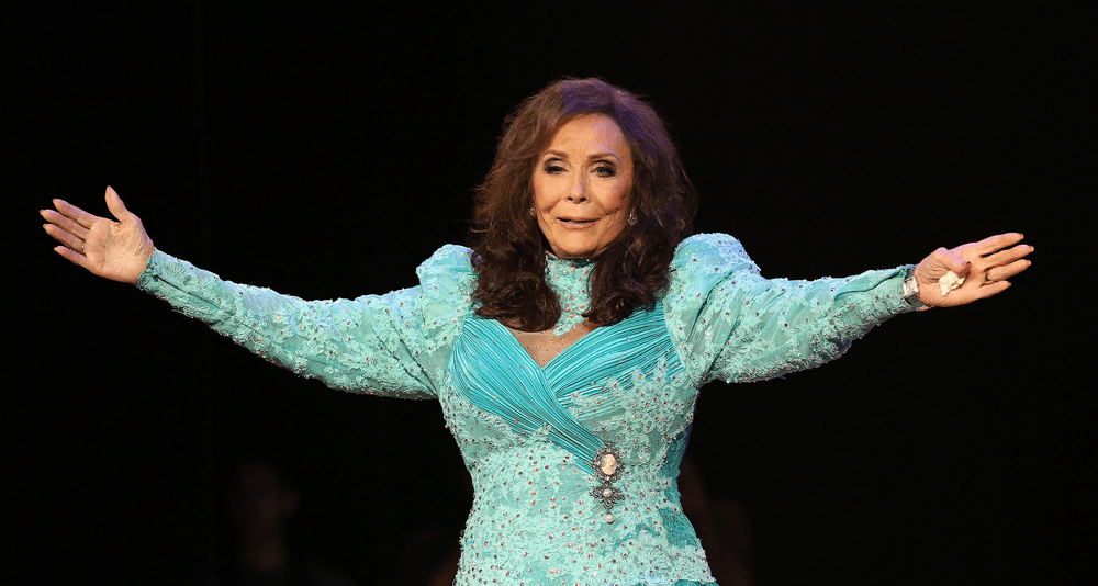 Loretta Lynn, legendă a muzicii country, a murit la 90 de ani. A fost o feministă convinsă, iar piesele ei au fost interzise