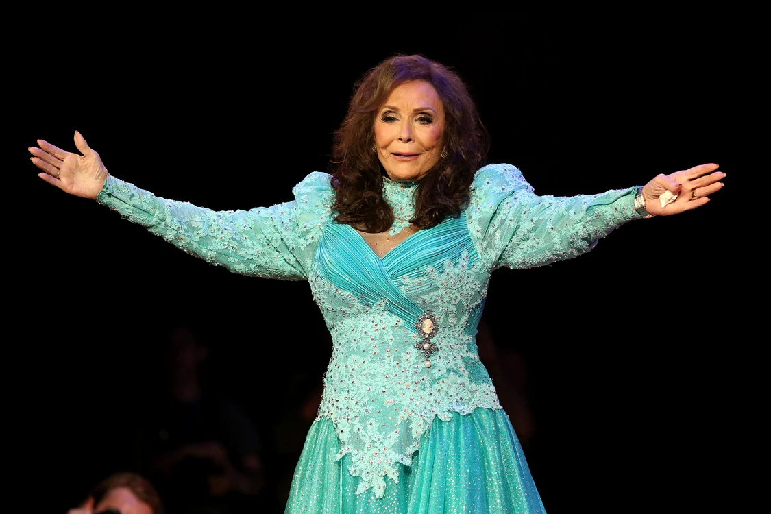  Loretta Lynn 